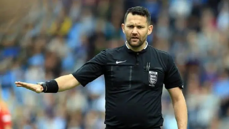Kasihan, Wasit Ini Diskorsing Gara-gara Lupa Bawa Koin