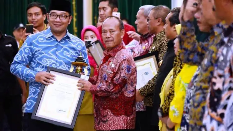 Emil Beri Penghargaan pada Perangkat Daerah Berprestasi