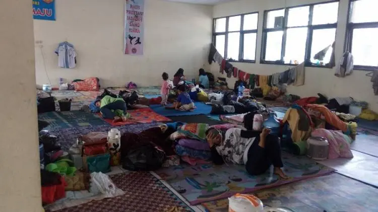 Banjir Mulai Surut, Pengungsi Tetap Bertahan