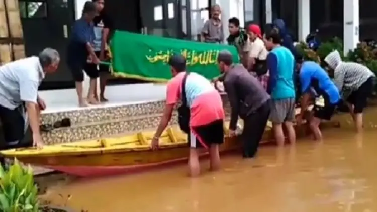 Abah Lili Dimakamkan dengan Rakit 