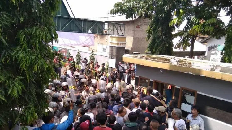 Ricuh, Warga Tolak Eksekusi Lapangan Tenis Fadjar Raya