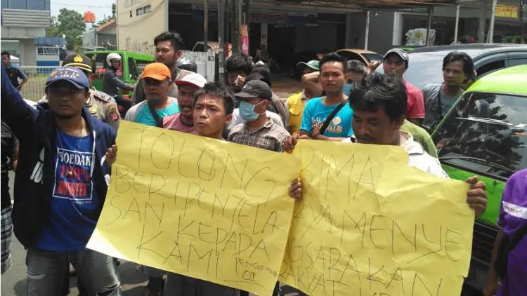 Angkot Modern Dihentikan Dulu