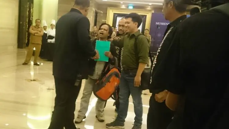 Layangkan Interupsi, Direktur Walhi Jabar Diusir