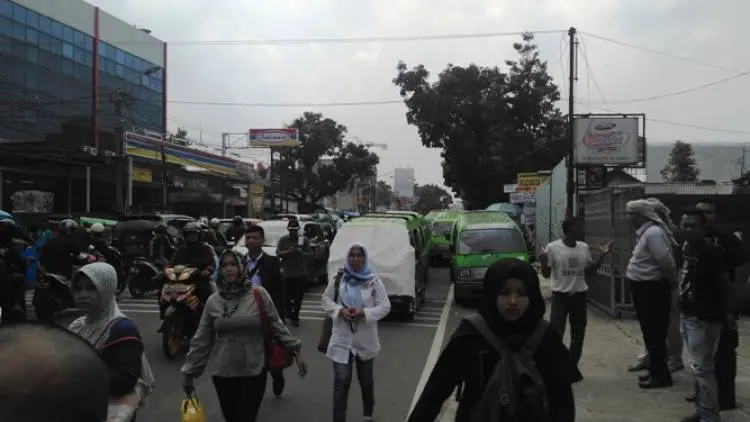 Sopir Angkot 01 dan 09 Sweeping Angkot Modern