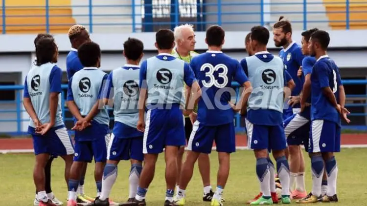 Menjelang Lawan Persela, Gomez Benahi Konstrasi Pemain 