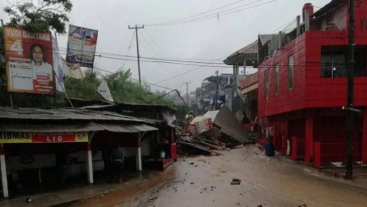 Sejumlah Kios Tertimpa Longsor