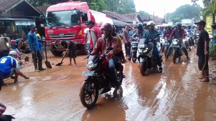 Lumpur Tumpah ke Jalan, Jalur Bandung-Cianjur Sempat Macet