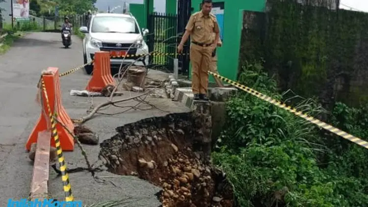 Jalan Raya Cibeureum Nyaris Lumpuh
