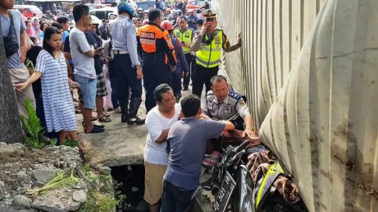 Nahas, Tubuh Neneng Terhimpit Kontainer yang Terbalik
