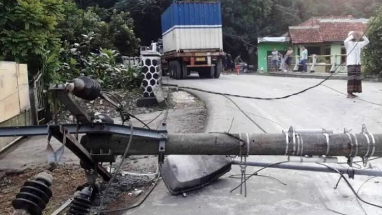 Truk Kontener Hantam Tiang Listrik, Cibinong Padam 15 Jam