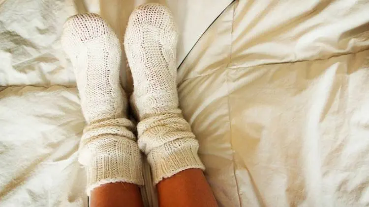Tidur Pakai Kaos Kaki Basah Banyak Manfaat, Mau Coba?
