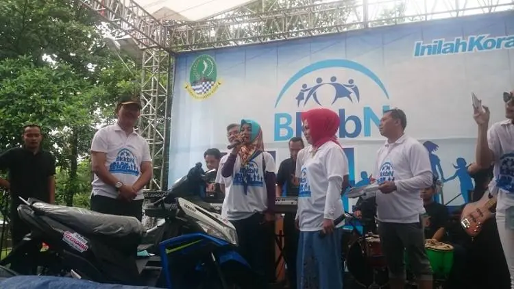 Dapat Sepeda Motor, Ibu Tiga Anak Ini Menari Kegirangan