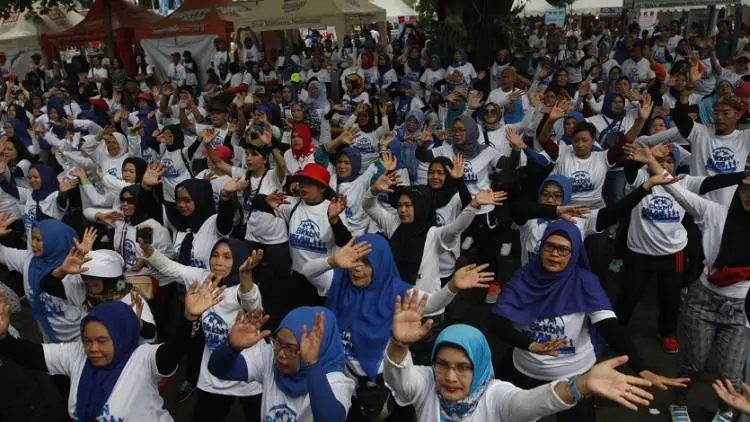 Heboh, Peserta Jalan Sehat Ikutan Senam Zumba