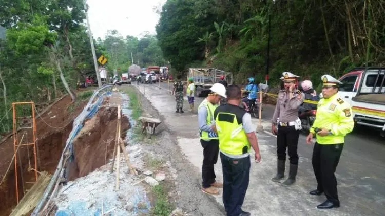 Longsor, Jalur Gentong Diberlakukan Buka Tutup