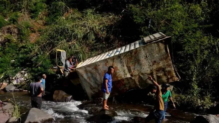 Truk Terjun ke Sungai, Satu Tewas, Lima Luka-luka