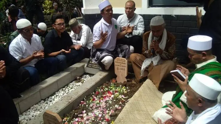 Ratusan Warga Hadiri Pemakaman H.R Endang Kosasih