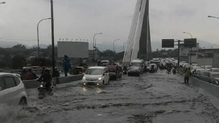 Hujan dengan Angin Kencang Landa 8 Kecamatan Kota Bandung