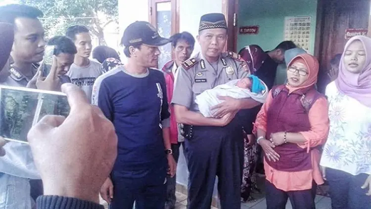 Bayi Empat Hari Ditinggal di Balai Bambu