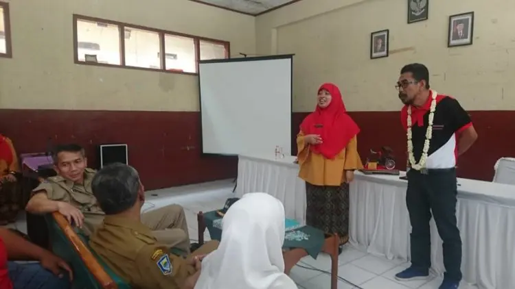 Guru Malaysia Studi Tiru ke SDN 100 Cipedes