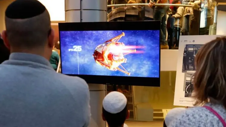Ketika Pesawat Ruang Angkasa Israel Menabrak Bulan