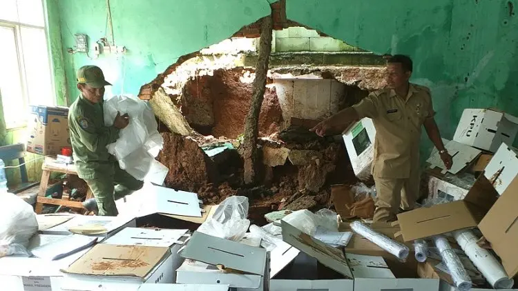 Drainase Buruk, Gedung Jebol, 800 Kotak Suara Rusak