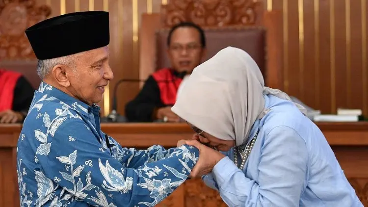 Cium Tangan Amien Rais, Ratna Sarumpaet Minta Maaf