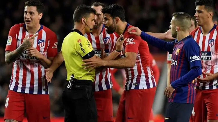 Pantas Dikartu Merah, Costa Hina Wasit dan Ibunya