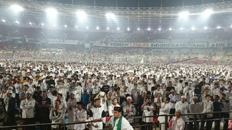 Menanti Prabowo-Sandi, Massa Tahajud Bersama di GBK
