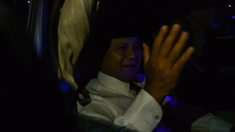 Prabowo-Sandi Salat Subuh Berjamaah Jelang Kampanye Akbar