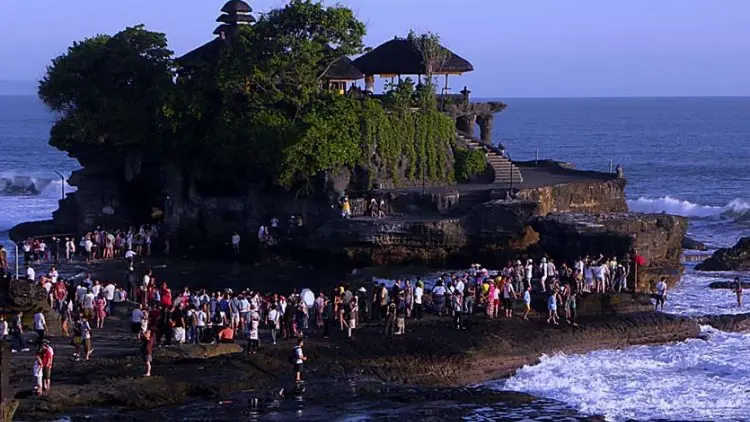 Pekan Ini, Tanah Lot Bali Jadi Tujuan Favorit Wisatawan, Ada Apa Sih?