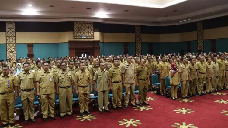 416 Kades dan Para Ketua RW Dapat HP dan Pulsa