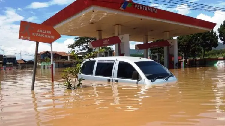 Akses Jalan Dayeuhkolot dan Baleendah Terputus Akibat Banjir