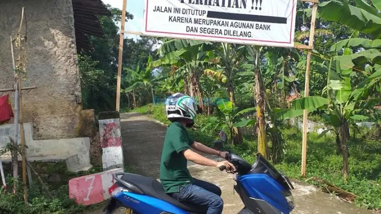 Akses Disita Bank, Warga Sukamakmur Terisolir
