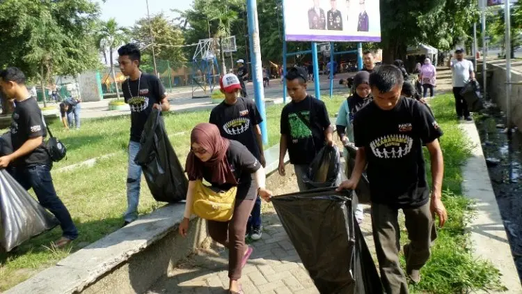 Kampung Sehat BUMN, Ratusan Warga Karawang Bersih-Bersih