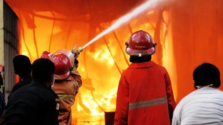 Lagi Enak Tidur, Suami Istri Dibangunkan Warga Rumahnya Terbakar