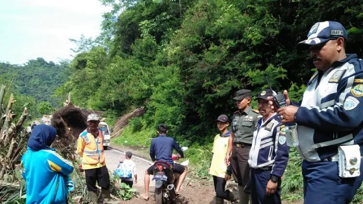 Longsor Putus Akses Jalan Provinsi di Garut Selatan