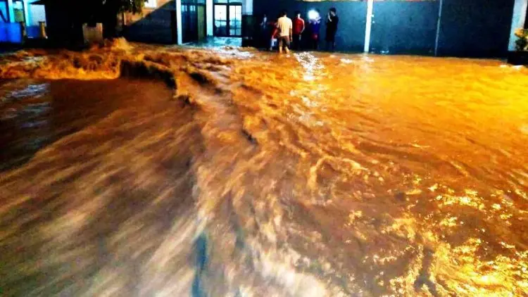 Banjir Melanda Garut, Satu Rumah Ambruk