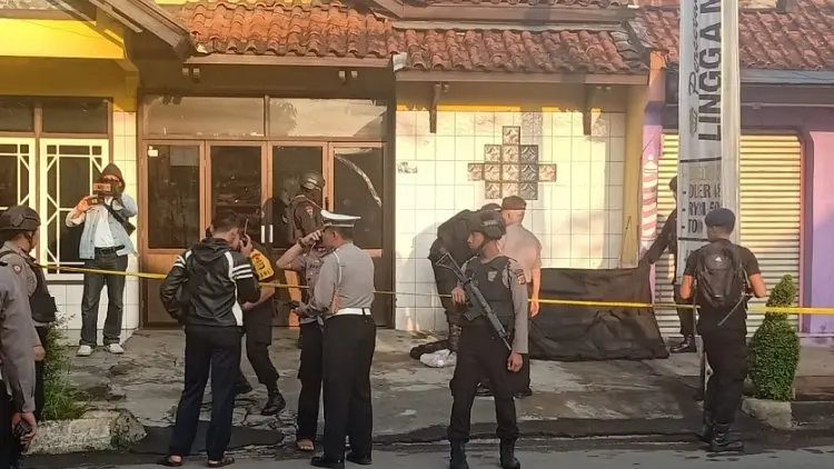 Tas Hitam Diduga Bom Rakitan Bikin Panik Warga, Ternyata Isinya....