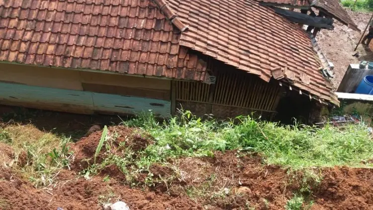 60 Rumah di Cililih Rusak Diterjang Longsor
