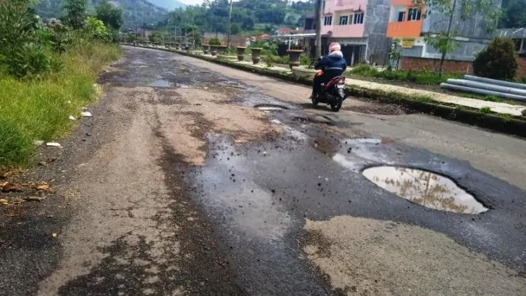 Rp15 Miliar Perbaiki Jalan Rusak di Garut