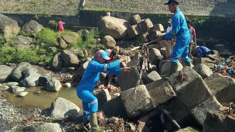 Tega, Ada Warga Buang Sofa dan Kasur di Bendungan Katulampa