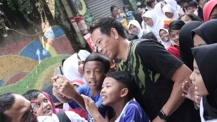 Ada Persib Datang, Para Siswa Korban Banjir Cijambe Lupakan Kesedihan