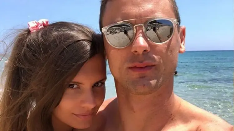 Ibu Muda Cantik Ini Bakal Bawa Keberuntungan Man-U Lawan Barca?