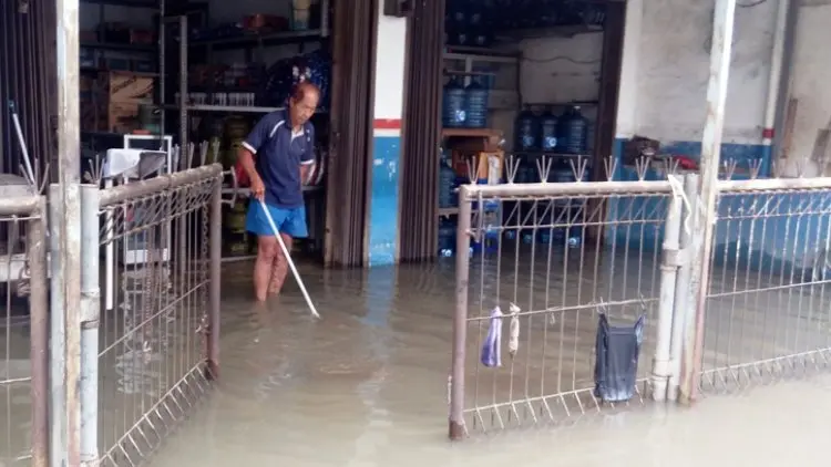 Banjir Bikin Usaha Isi Ulang Air Mang Aman Lumpuh
