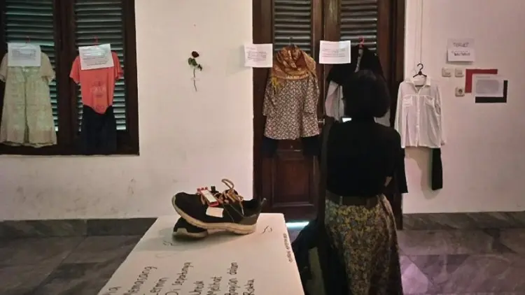 Unik Bikin Merinding, Pameran Ini Pajang Pakaian Para Korban Kekerasan