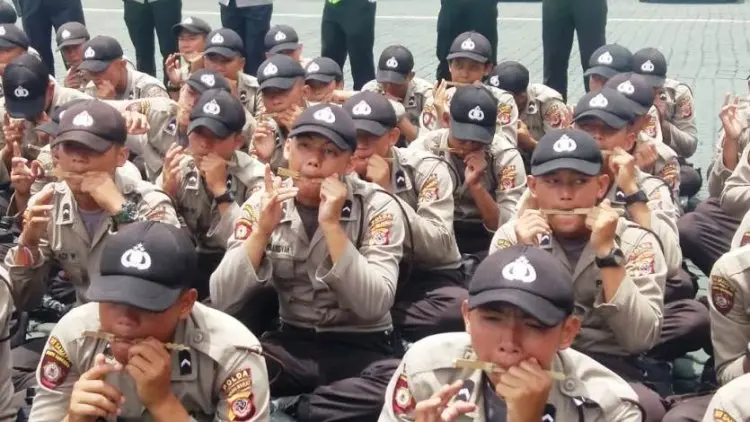 Apa Jadinya Ketika Ribuan Polisi Main Karinding