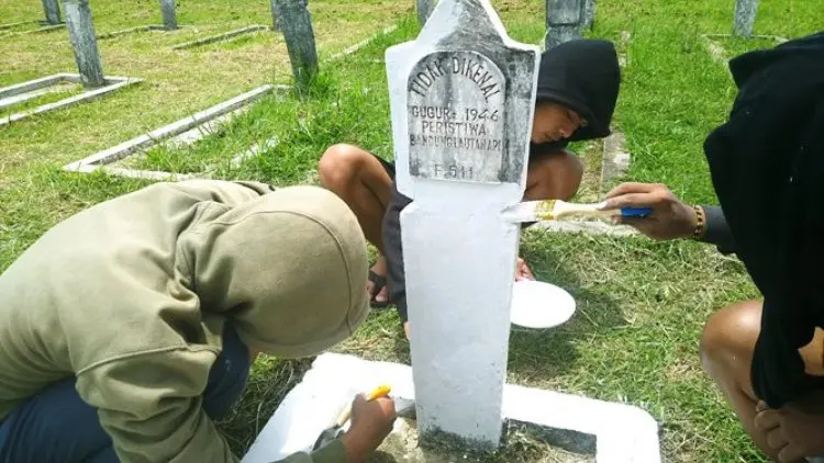 Peringatan Bandung Lautan Api, Pemuda Mengecat Makam Pahlawan