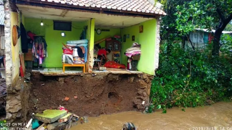 Sungai Meluap, Rumah di Cigending Ambruk