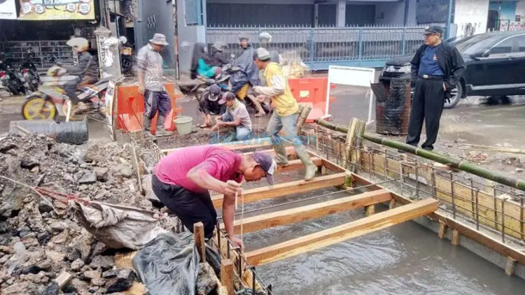 Sampah dan Jaringan Kabel Sumbat Drainase Jalanan di Garut