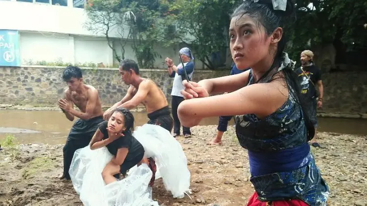Menari di Sungai Cikapundung untuk Peringati Hari Air Sedunia